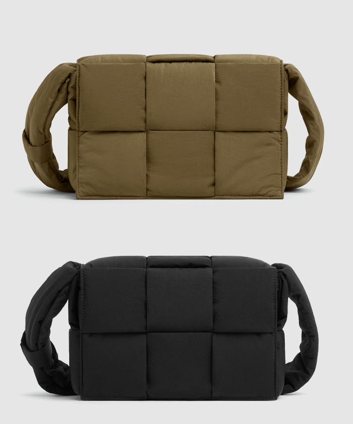 보테가베네타 스몰 패디드 테크 카세트 755182